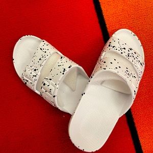 Freedom Moses size 7/8 white speckled sandal